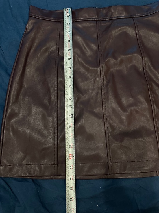 Banana Republic Faux Leather Mini Skirt Burgundy Size 8 - Picture 2 of 6
